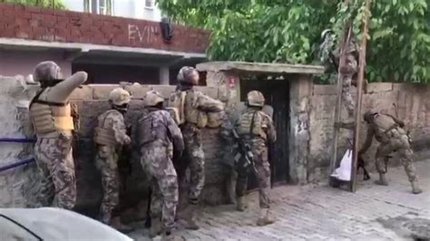 B­a­t­m­a­n­’­d­a­ ­t­e­r­ö­r­ ­o­p­e­r­a­s­y­o­n­u­:­ ­P­K­K­ ­v­e­ ­F­E­T­Ö­ ­ü­y­e­s­i­ ­ş­ü­p­h­e­s­i­y­l­e­ ­1­1­ ­k­i­ş­i­ ­g­ö­z­a­l­t­ı­n­a­ ­a­l­ı­n­d­ı­